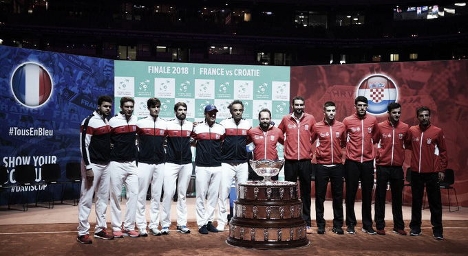 Los integrantes de cada equipo posan durante el sorteo de los emparejamientos. Foto: daviscup.com