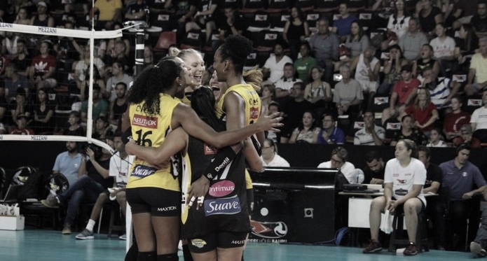 Praia Clube vence Sesi Bauru no tie break e garante a liderança da Superliga 