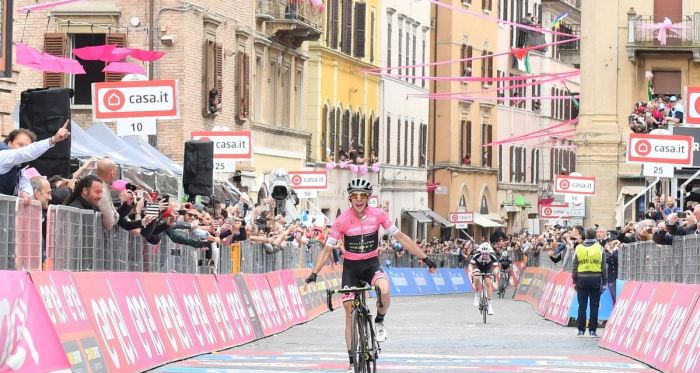 Giro d'Italia 2018 - Yates in solitaria ad Osimo, è sempre più maglia rosa | Twitter Giro d'Italia