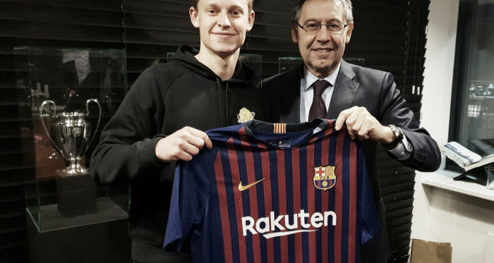 De Jong con la camiseta del Barcelona junto a Bartomeu | Foto: FCB
