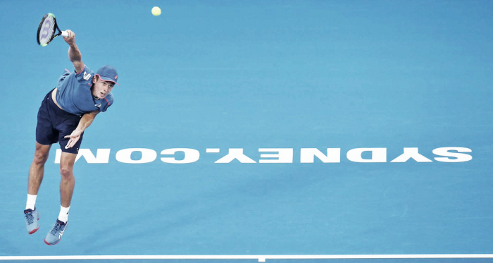 De Minaur passa por Simon e vai pela segunda vez consecutiva à final em Sydney