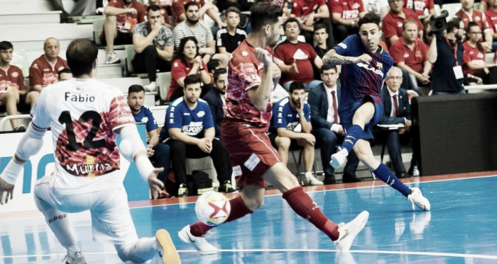 Aicardo remata ante la oposición de Drasler y Fabio | Foto: @FCBFutbolSala