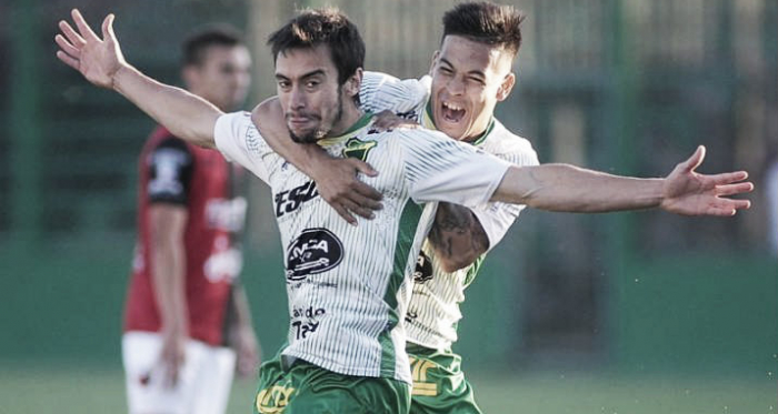 Ciro Rius y Nicolás Fernández festejan el primer gol de Defensa. Foto: Diario Panorama.