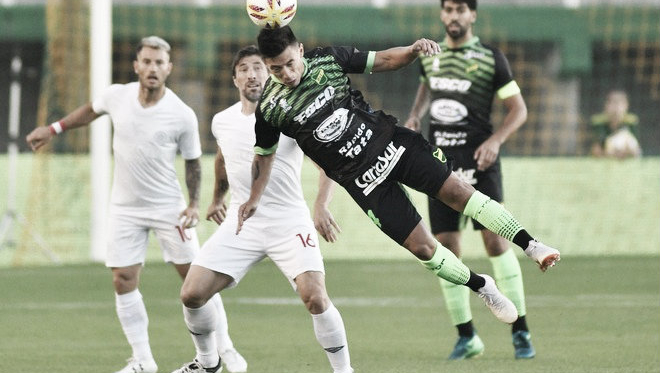 Barboza, Pavone y Fernández observan el despeje de Martínez. Foto: Diario Olé. 