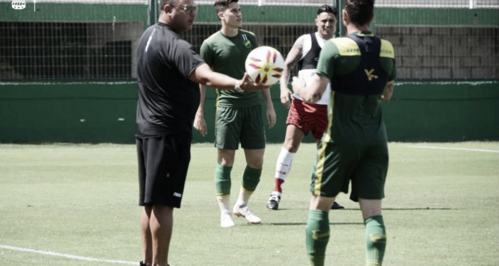 Antonio Mohamed pasa la pelota. Foto: Club Huracán.