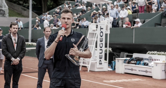 Fucsovics durante la ceremonia final y entrega de premios. Foto: @genevaopen