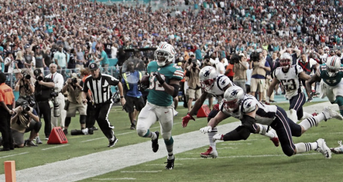 Kenyan Drake en el momento en el que irrumpe en la endzone para su séptima victoria del año | Foto: MiamiDolphins.com