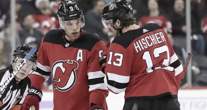 Taylor Hall y Nico Hischier dialogando / Pucks and Pitchforks