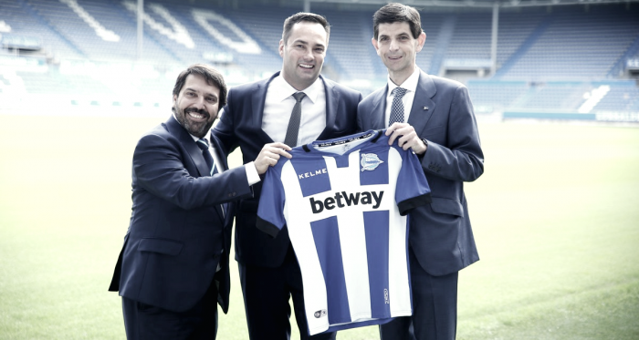 La foto del acuerdo junto a los responsables. Fotografía: Deportivo Alavés