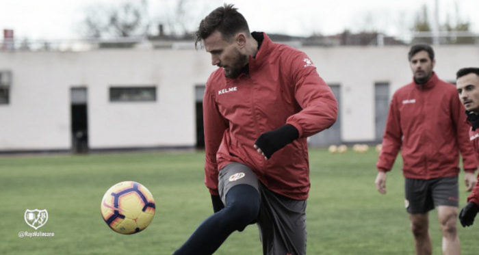 Dimitrievski con el balón. Fotografía: Rayo Vallecano S.A.D