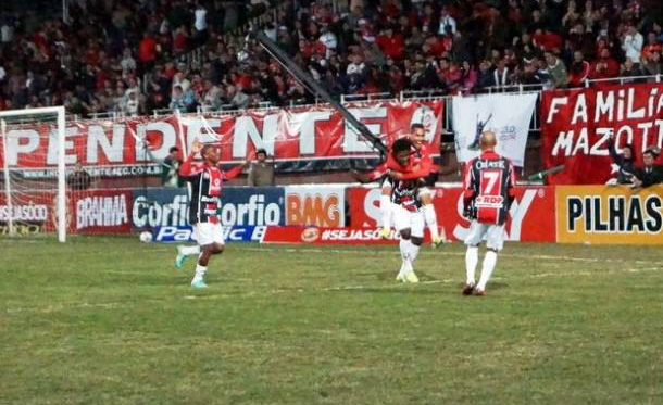 Joinville vence o São Caetano e volta ao G-4