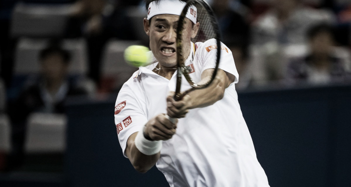 Nishikori golpeando de revés durante el partido ante Querrey. | Foto: @SH_RolexMasters