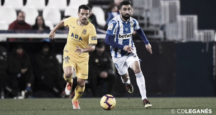 Bellvís y Santos disputando un balón durante el partido. Foto: @CDLeganes