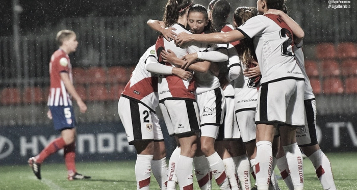 Las jugadoras del Rayo Vallecano se abrazan tras conseguir un tanto frente al Atleti | Fotografía: Rayo Vallecano