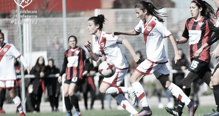 Las jugadores del Rayo Vallecano frente a las jugadoras del Sporting de Huelva | Fotografía: Rayo Vallecano
