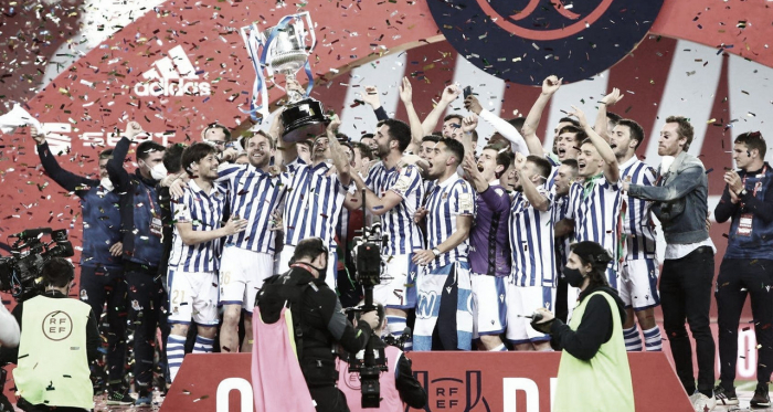 Una copa con otra copa 