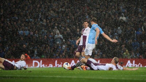 Poker all'Aston Villa, Manchester City ad un punto dal titolo