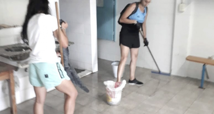 Jugadoras de Villa San Carlos limpiando el vestuario luego del partido del fin de semana | Foto: Prensa @CAVSoficial