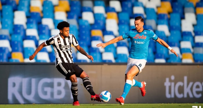 Il Napoli gioca, la Juve si fa male da sola: i partenopei vincono 2-1