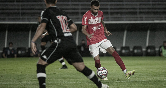 CRB marca
nos acréscimos e empata com Vasco pela Série B na estreia de Diniz