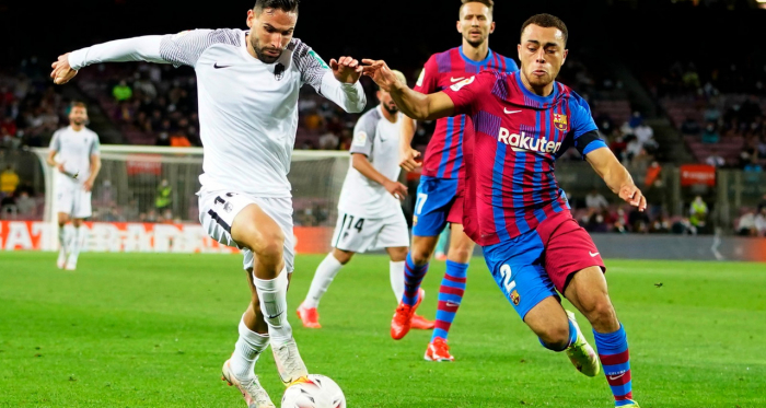La mejoría del Granada CF no sirve para llevarse la victoria del Camp Nou
