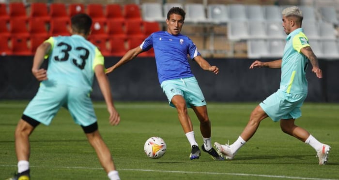 Duelo de entreno entre el primer equipo del Granada CF para coger sensaciones