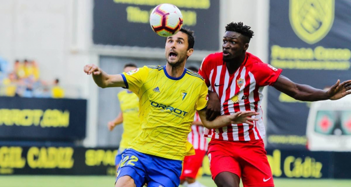 Kevojevic vigila un balón ante un jugador rival.<div>Fotografía: LaLiga</div>