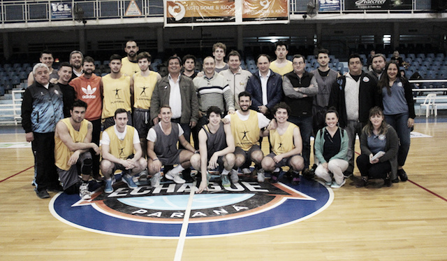Parte del plantel en el centro del estadio Luis Butta. Foto: Prensa AEC