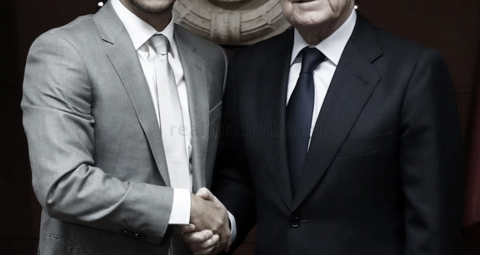 Eden Hazard y Florentino Pérez en la presentación del jugador. Fuente: Real Madrid