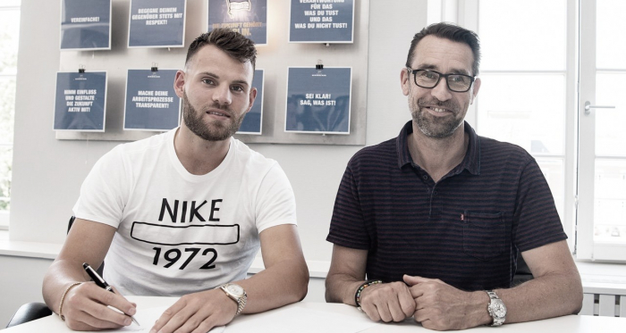 Eduard Löwen y Michael Preeetz en la firma del contrato. FOTO: Hertha BSC 