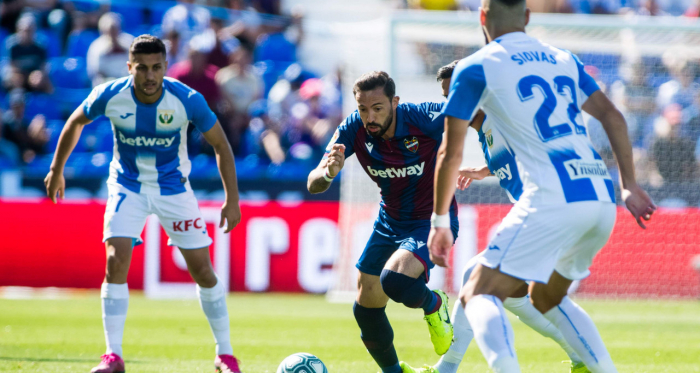 Morales tratando de avanzar frente a Siovas | Foto: Levante UD