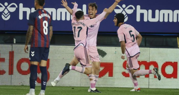 El Eibar cae en Oviedo y deja escapar el liderato