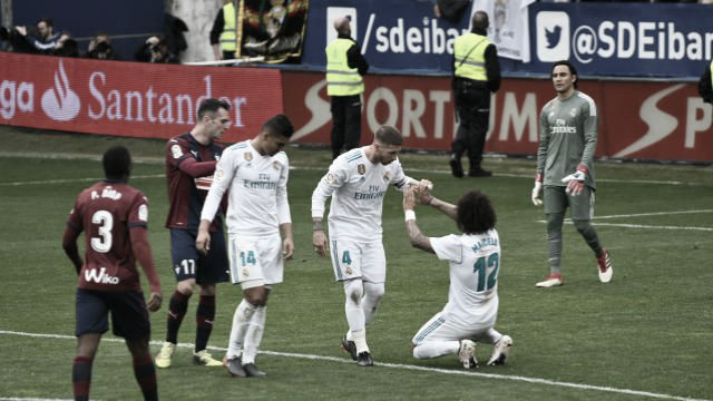 Sergio Ramos ayuda a Marcelo a levantarse en un choque contra la SD Eibar (FOTO:// LaLiga)