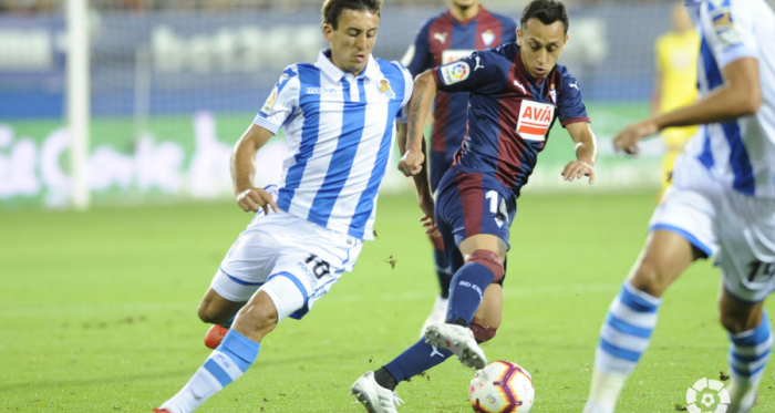 FOTO: LaLiga.es// Juanmi en busca del balon ante un rival del Eibar durante el último encuentro entre la Real Sociedad y los Azulgranas 