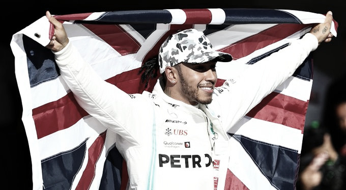 Hamilton, con la bandera británica | Foto: Fórmula 1