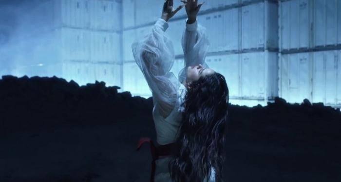 Rosalía en su nuevo videoclip | Foto: Twitter (@bajoelrelampago)