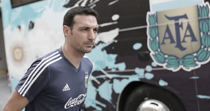 Lionel Scaloni llegó este domingo por la tarde a Israel para enfrentar a Uruguay. Foto: Prensa AFA.