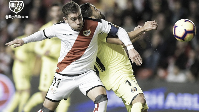 Embarba luchando el balón. Fotografía: Rayo Vallecano S.A.D