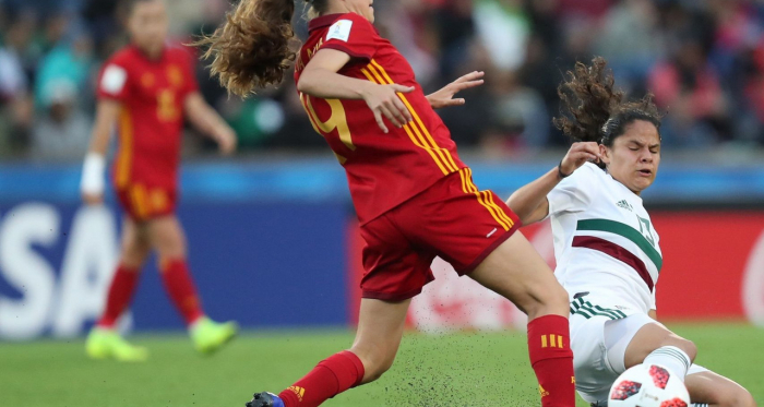 Eva Alonso pelea por un balón en un partido frente a México del pasado Mundial sub 17 | Fotografía: RFEF