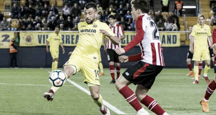 Javi Fuego controlando el balón | Foto: Villarreal Web