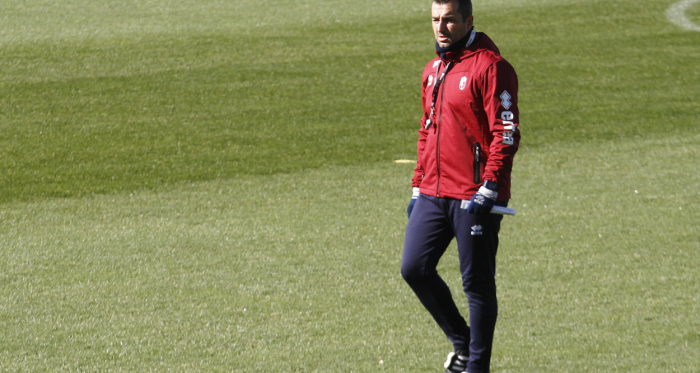 Diego Martínez, pensativo durante un entrenamiento. Foto: Antonio L. Juárez
