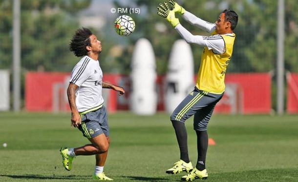 Varane, al margen del grupo en la segunda sesión de entrenamiento