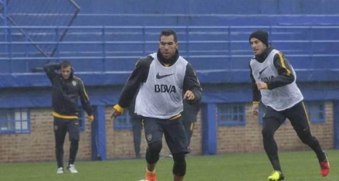 Con Tevez detrás