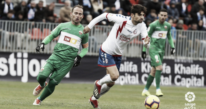 Enzo con el balón ante el Elche. Fotografía: La Liga