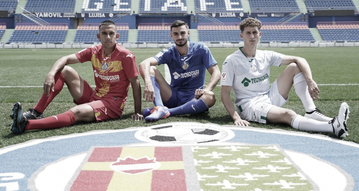 El Getafe presenta su nueva equipación para la temporada 2023/2024