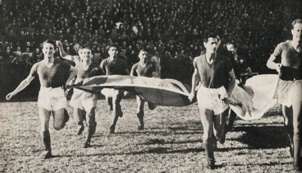 Sale el equipo al campo de juego en Portugal (Foto: Prensa San Lorenzo)