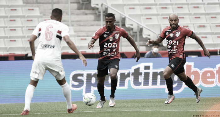 São Paulo busca empate com Athletico e permanece na ponta do Brasileirão