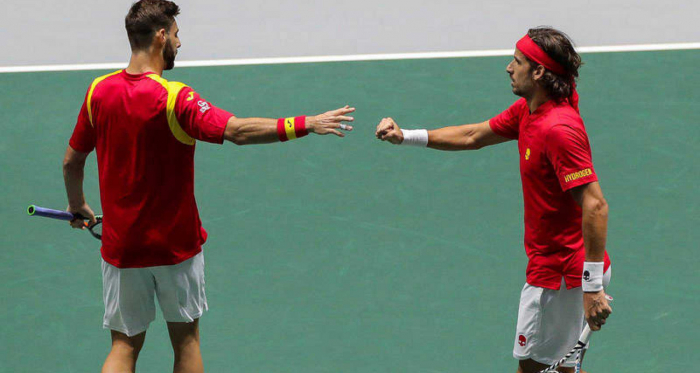 España remonta y gana en su debut de Copa Davis