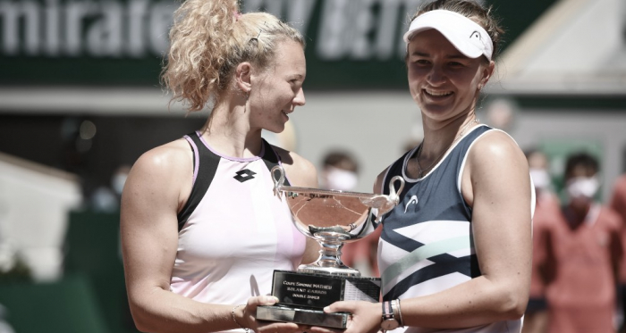 Krejcikova da el doble golpe con Siniakova