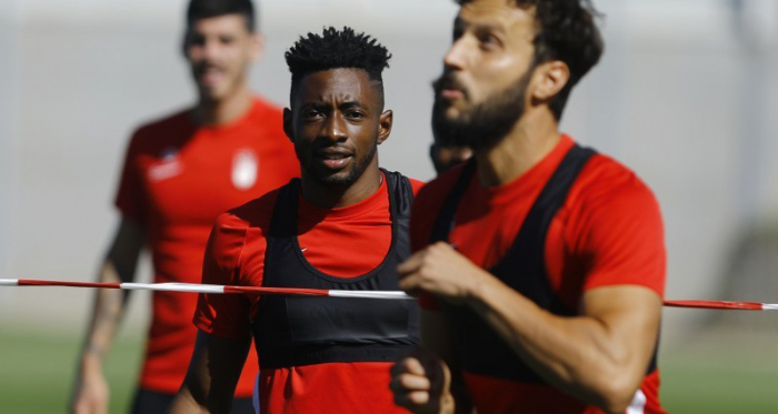 Eteki tras Germán, en un entrenamiento. Foto: Pepe Villoslada / Granada CF